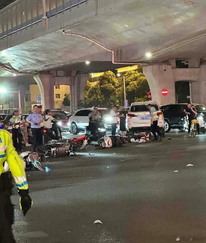隔三差五的事故，也真是没法说啥了！而且还是女司机，是不是又踩错了，油门当刹车了？