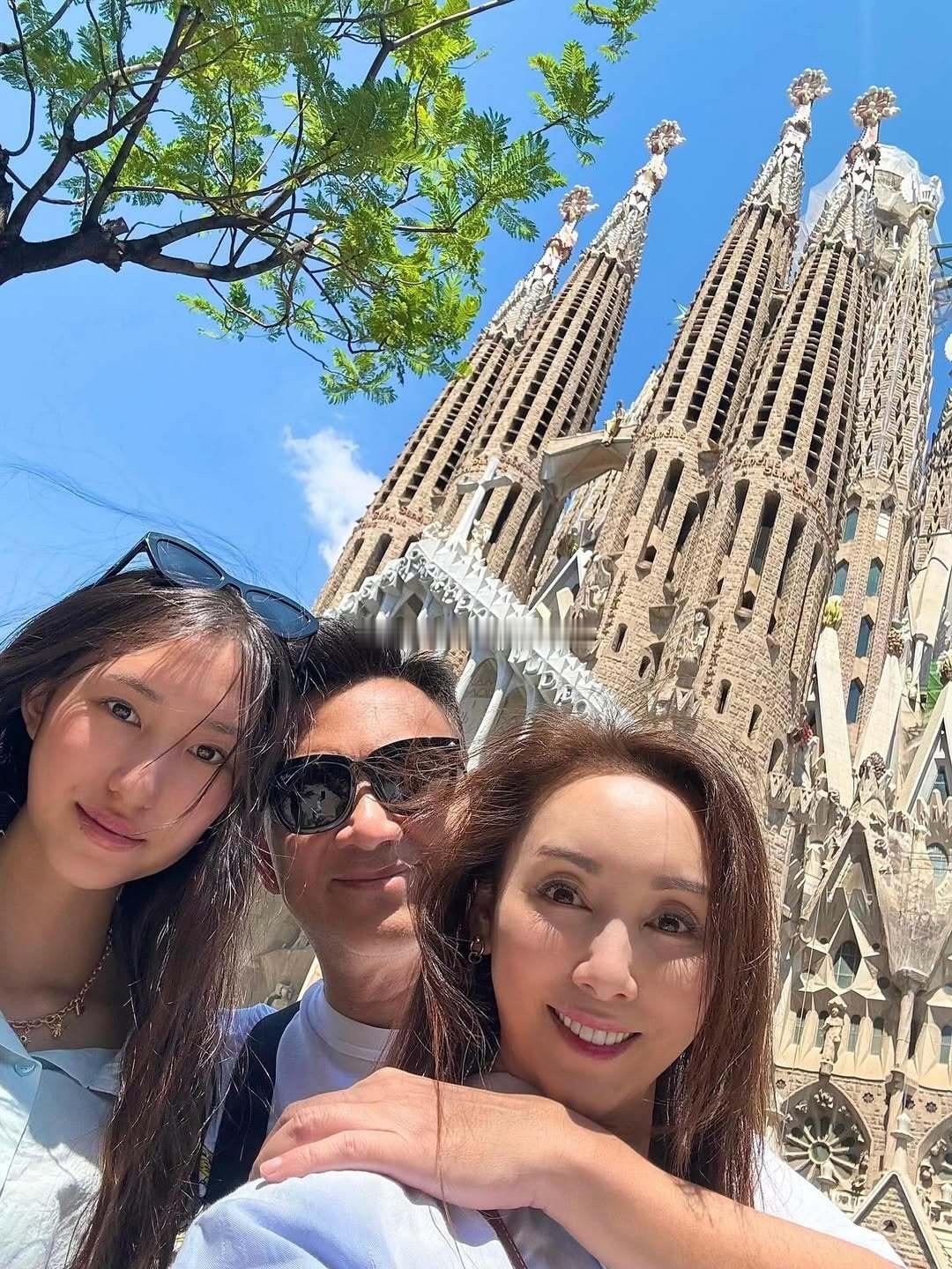 郭可盈林文龙带女儿在西班牙旅游​​​