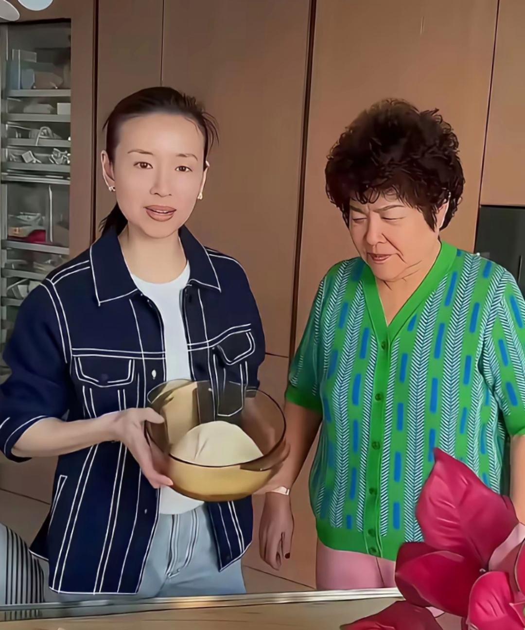 董洁到底长得像谁，看起来一点也不像妈妈啊！但是好厨艺绝对源于家里有个勤劳的妈妈。