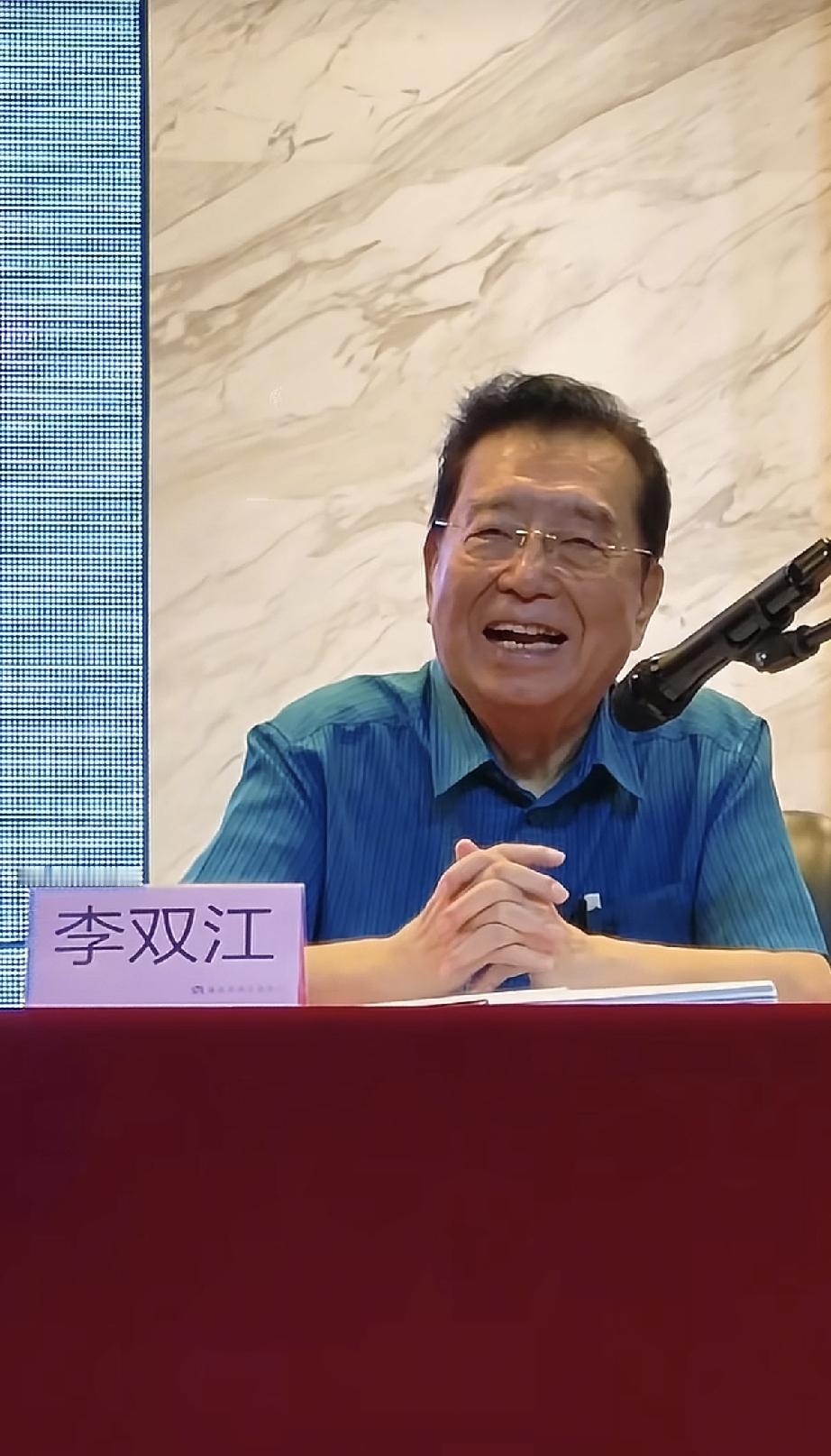 8月24日，李双江罕见露面，他87岁了头发乌黑，虽然是染的，但看着精气神很好，比