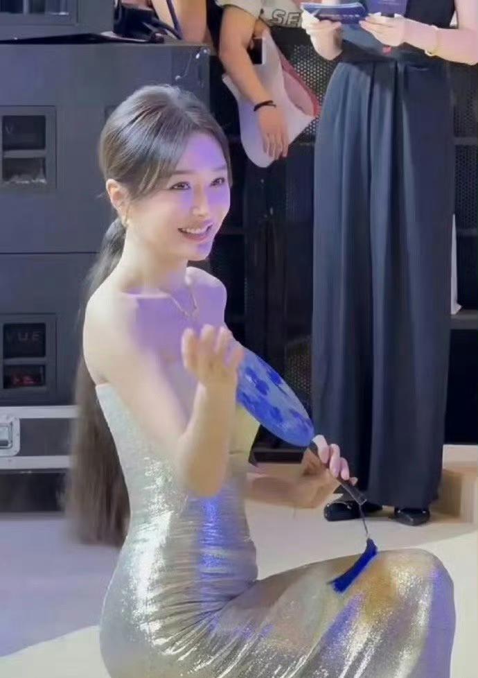秦岚的小肚腩让我不再内耗。长久以来，我被困在完美身材的焦虑里，对着镜子里的自