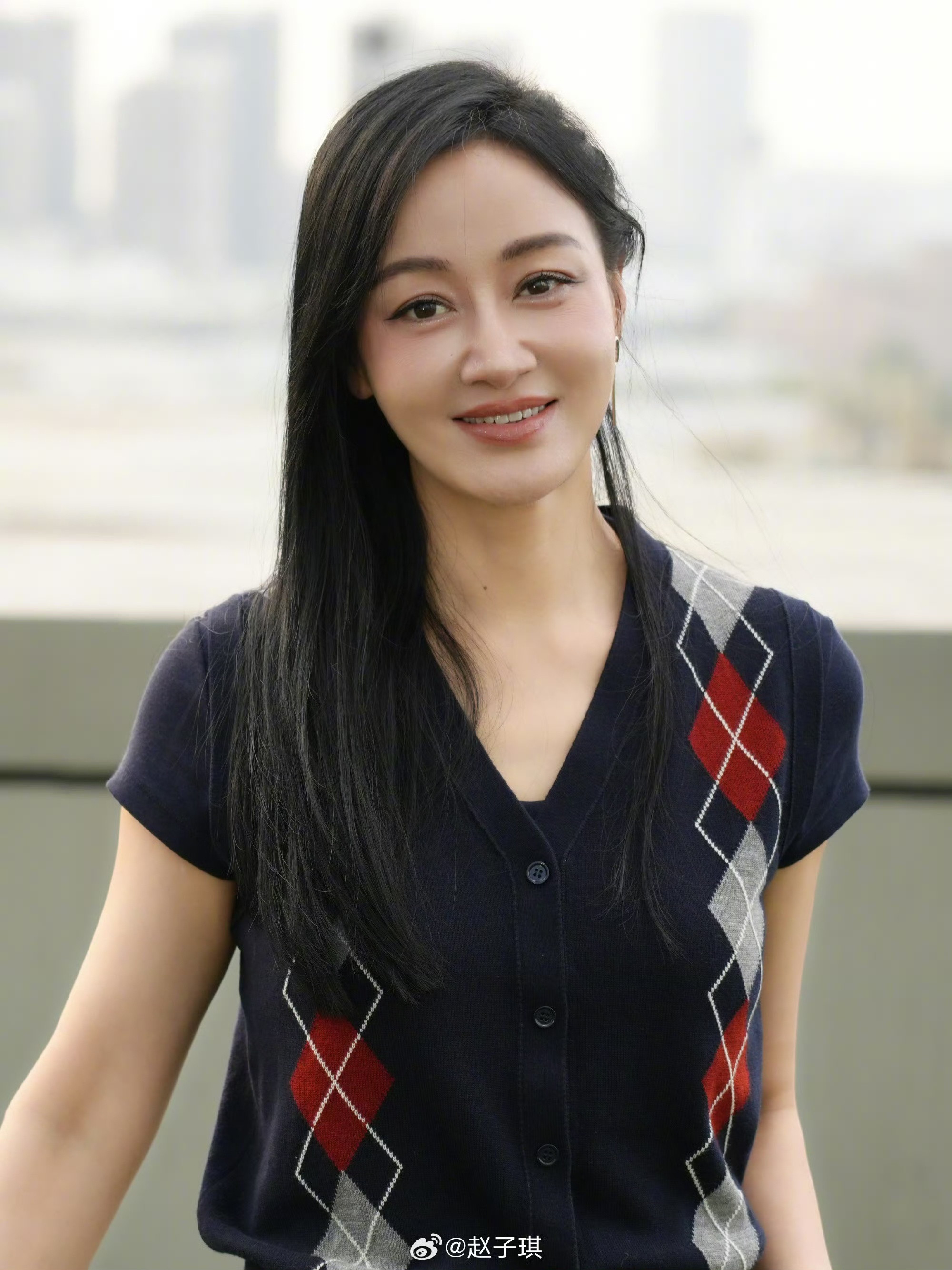 赵子琪乘风妆造完全青春女大来的姐姐你对自己的美貌一无所知！这一身清爽又元气的妆