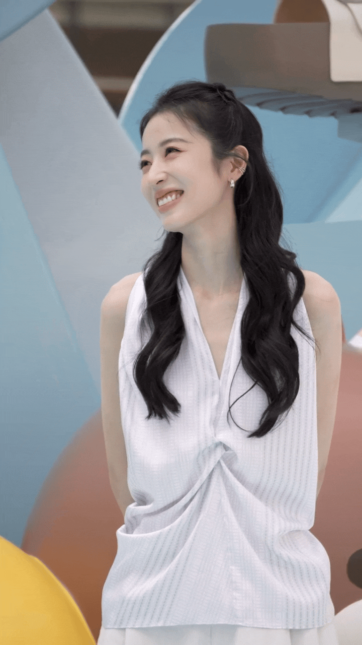周雨彤这个造型挺有少女感的！