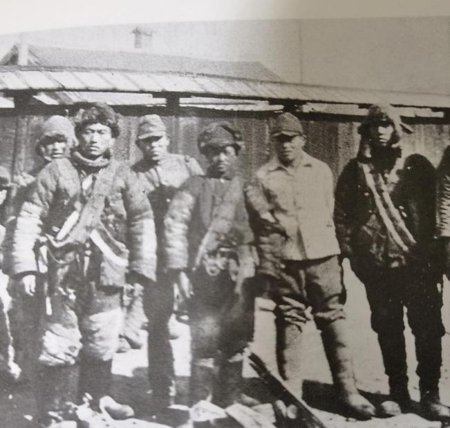 1931年的一天，在黑龙江省林口县五道河子屯的山上，一男孩正在山上放羊，突然听
