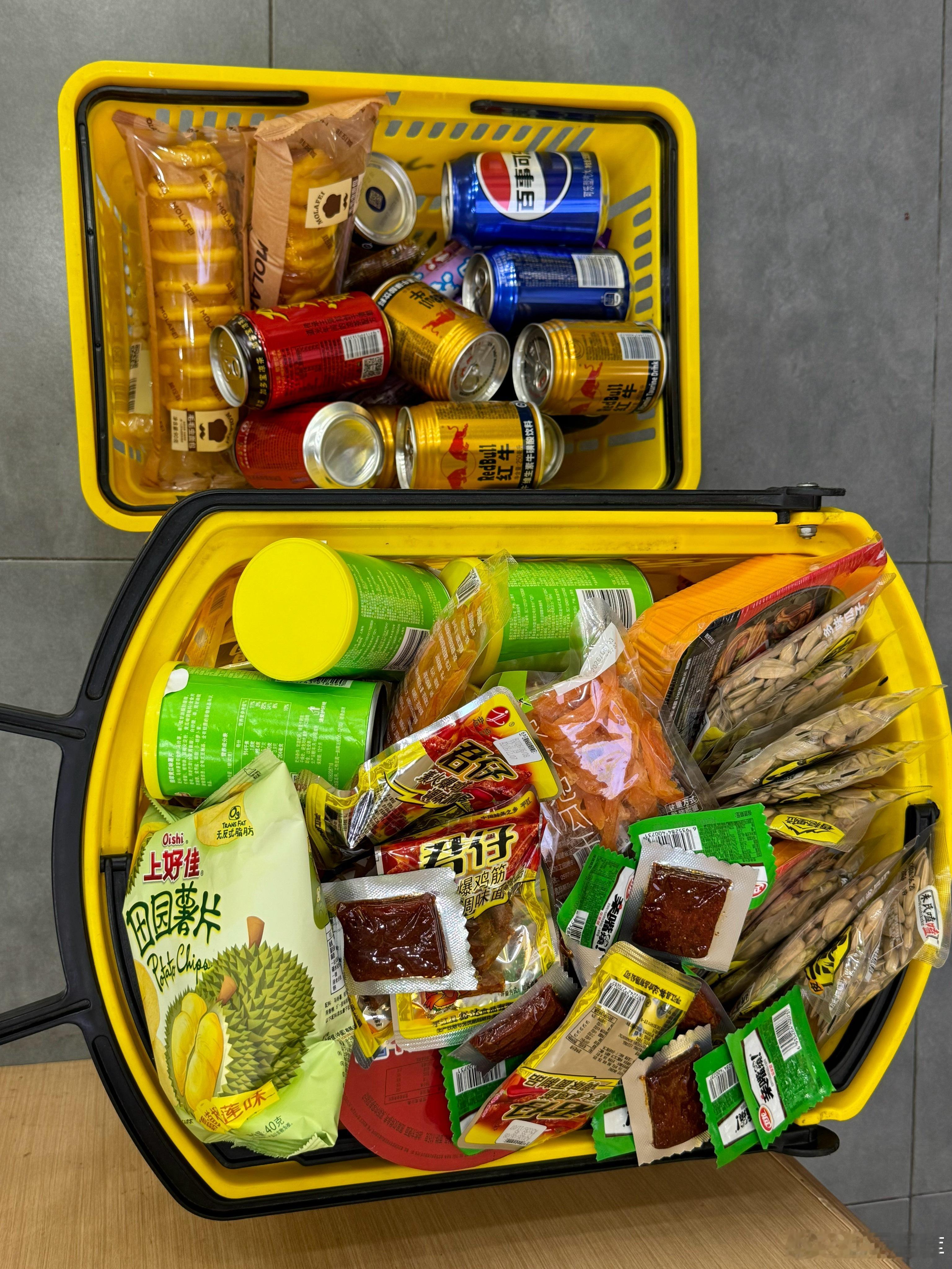 买了两筐零食今天益达挣钱了有点眼红找他报销了如果这几天刮大风我准备在家里手机办