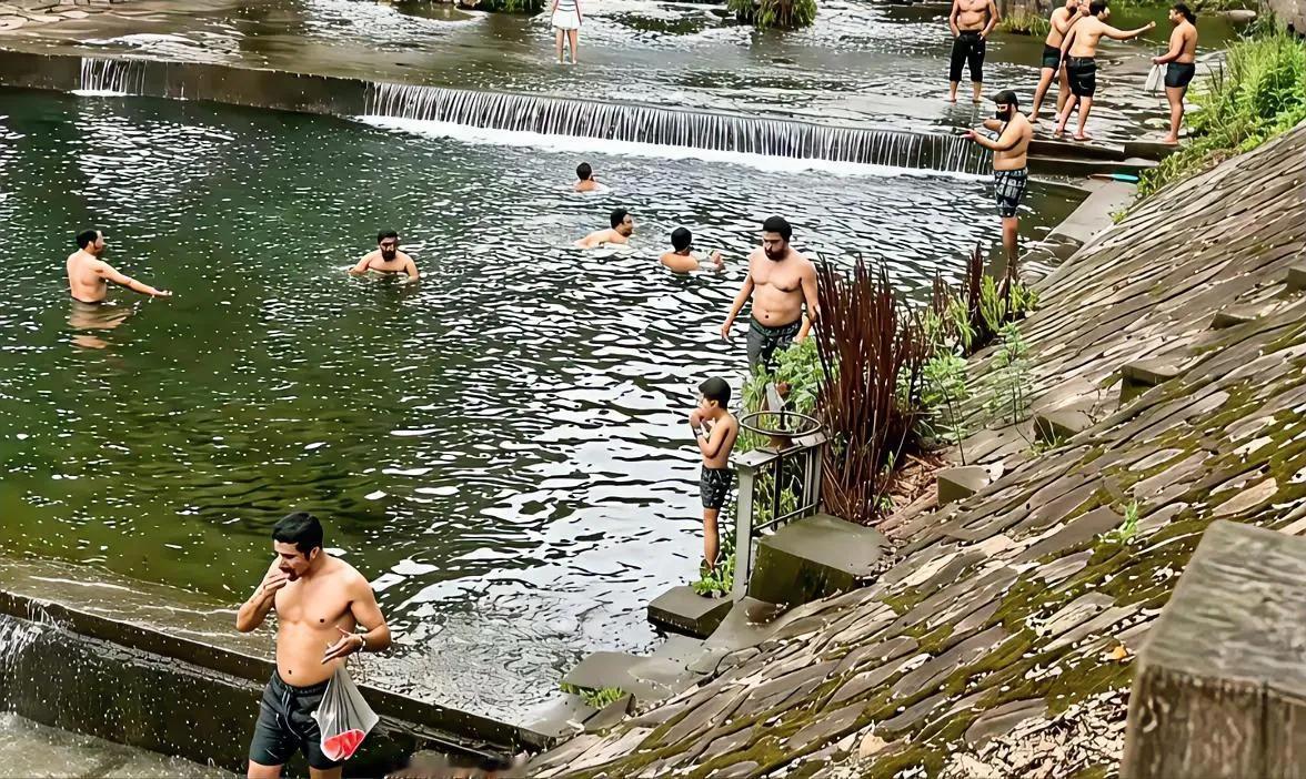 近日浙江绍兴日铸山庄小溪最近出现不少印度游客扎堆玩水、吃西瓜。看的很多人心里犯膈