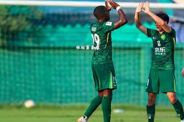 整体实力来讲肯定是北京国安更强一些。必定三镇缺钱，球员配置自然要比国安差一点，但