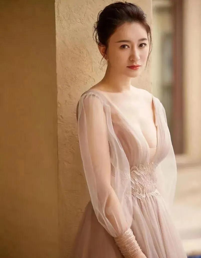 李小冉这状态，我愿称之为“冻龄天花板”✨谁能想到这是47岁的状态！一