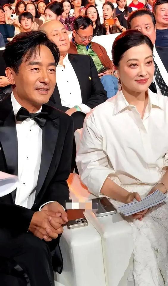 昨晚直播，梅婷郭晓东同框，镜头怼脸没开美颜。弹幕直接炸：程莉莎要云吃醋？50岁梅