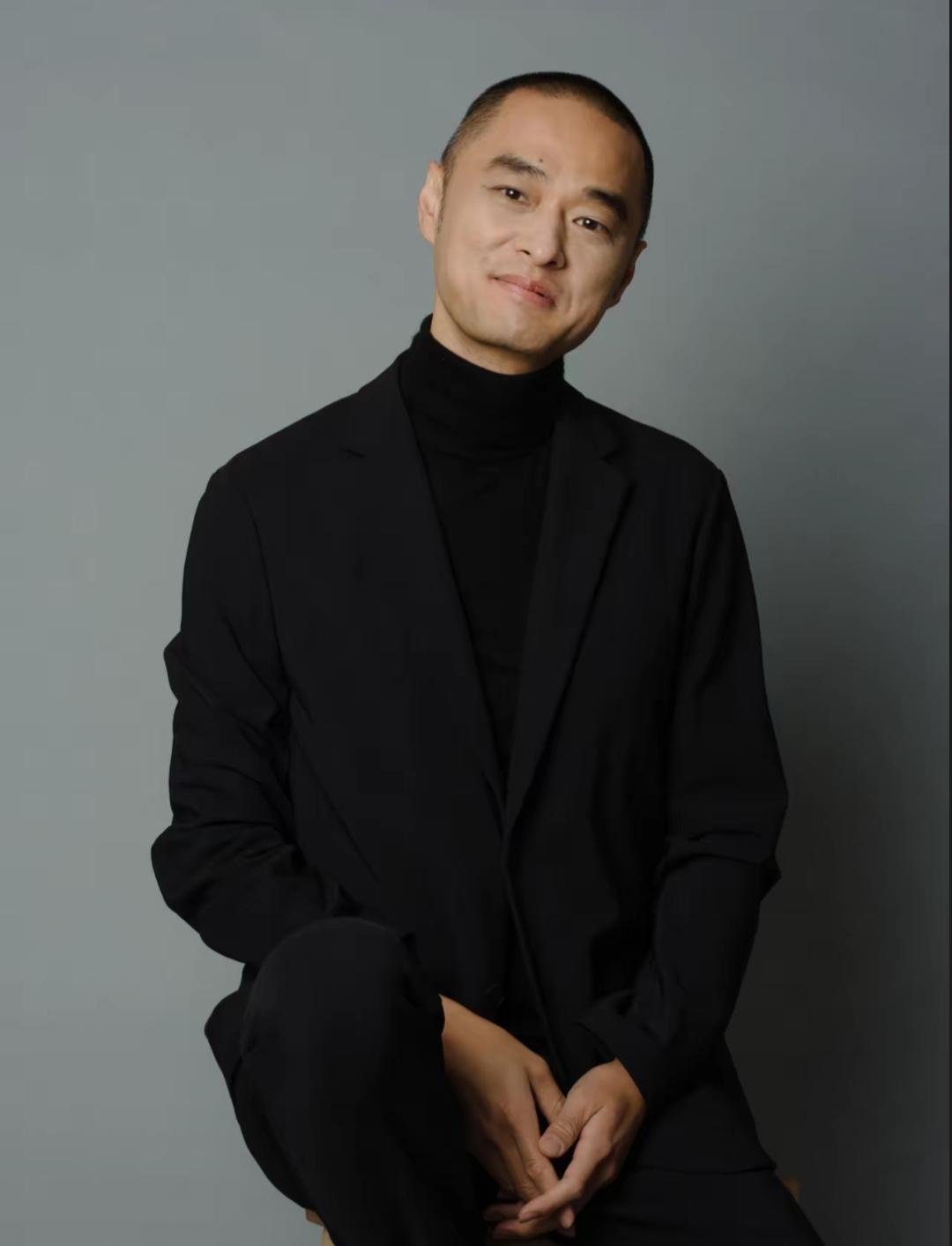 冯唐说所有爱买衣服，喜欢买衣服的女人，她都不会丑的。因为无声的衣服可