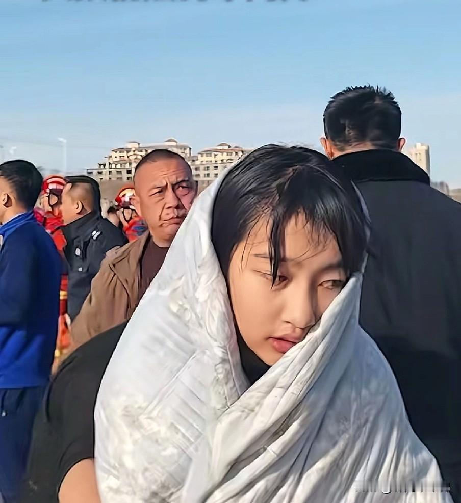 同样是十三四岁的花样年华，深圳的钟建川在伤人，宁夏的李佳婷却是在救人！同样的