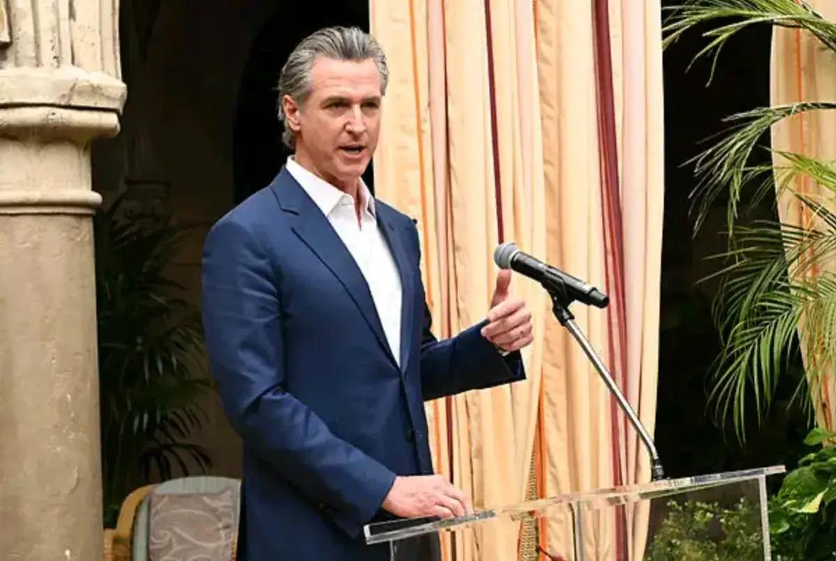 2月17号，加州州长纽森在社交媒体上发了一条消息，说要搞一件大事。他说，加州