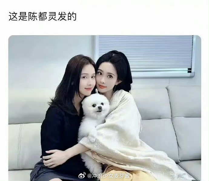 孟子义和陈都灵分别发的合照，一个主动一个被动