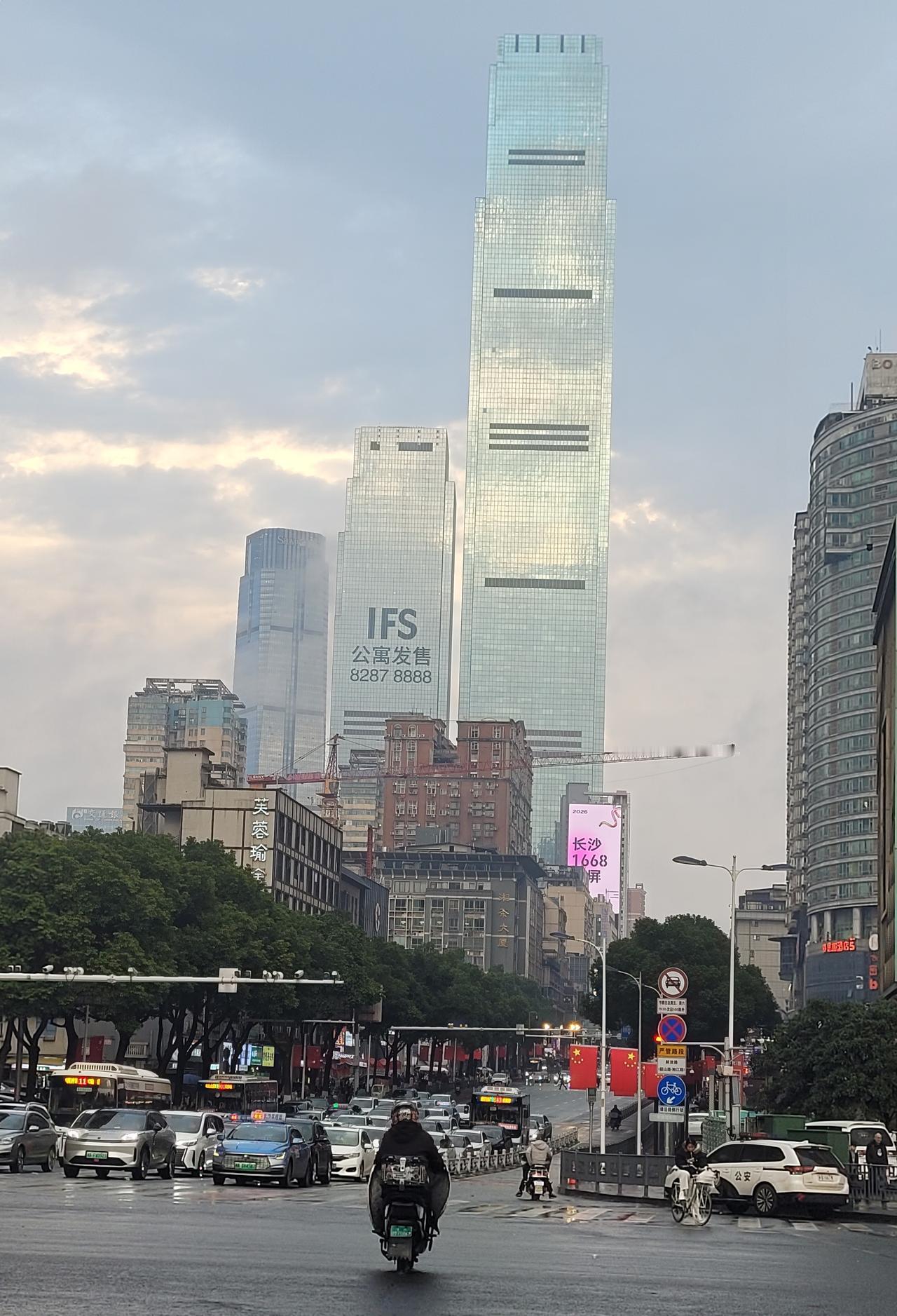 国金中心是否发布消息说长沙经济不行了？这个国金中心发售广告挂了多少年了。我们