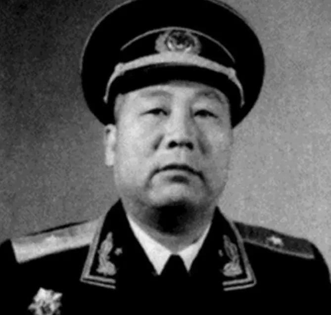 1945年，中苏军方宴会上，苏军和曾克林开玩笑，“你喝一杯酒，我就给一座军火库。