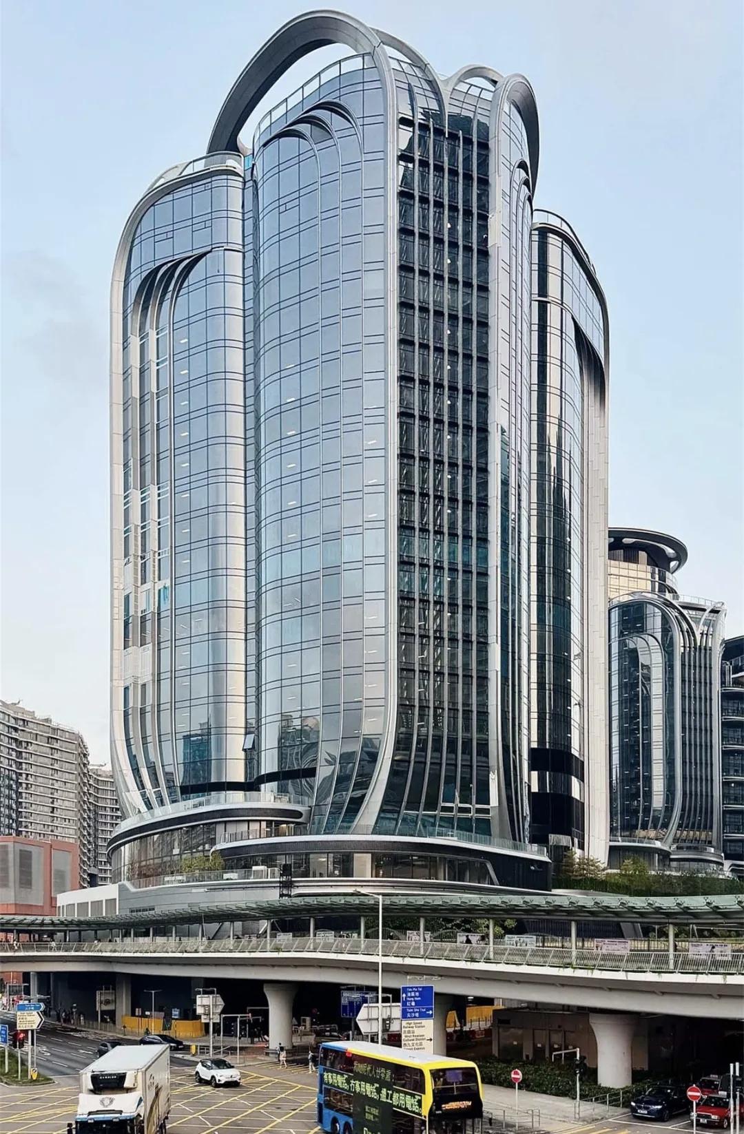 由新鸿基地产开发、扎哈·哈迪德建筑事务所（ZHA）操刀设计的香港西九龙国际门户中