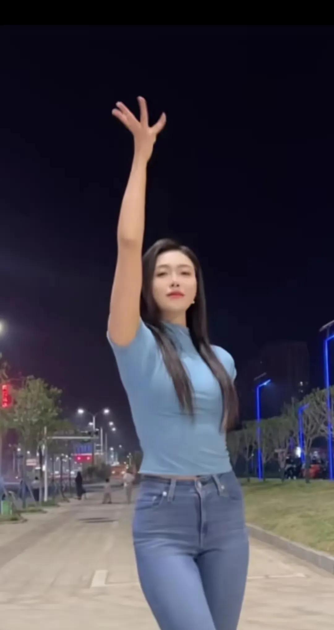 夜晚的街拍，举手投足间尽显优雅与自信。