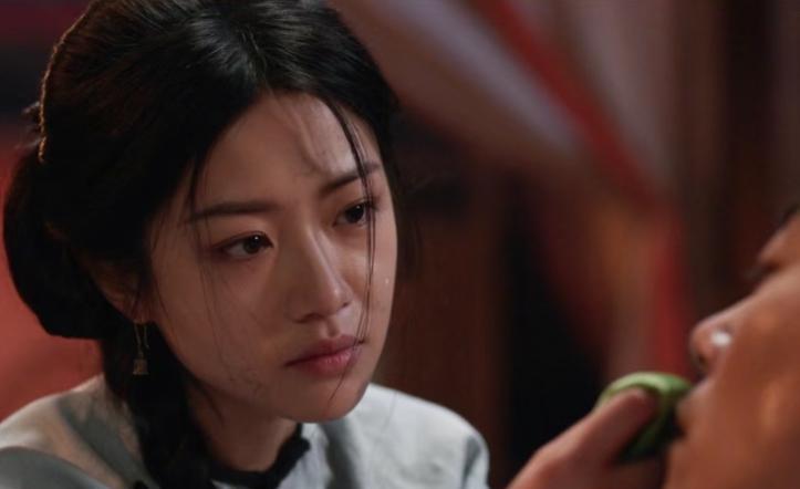 朱亚文演的李成，伤得爬不动，白依梅跪着给他包扎。他没说“我爱你”，只说：若负你