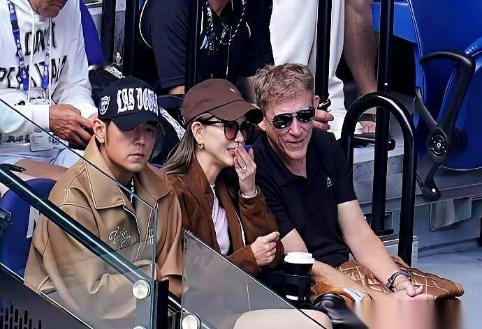 哪怕你是天王周杰伦，陪老婆见岳父，你也得靠边站。你看他那个表情，哈哈哈哈，真的