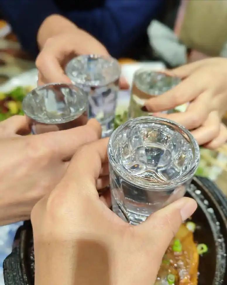 湖北孝感，男子和几个朋友打麻将，结束后，赢钱的朋友请吃饭，6个人一同来到烧烤店，