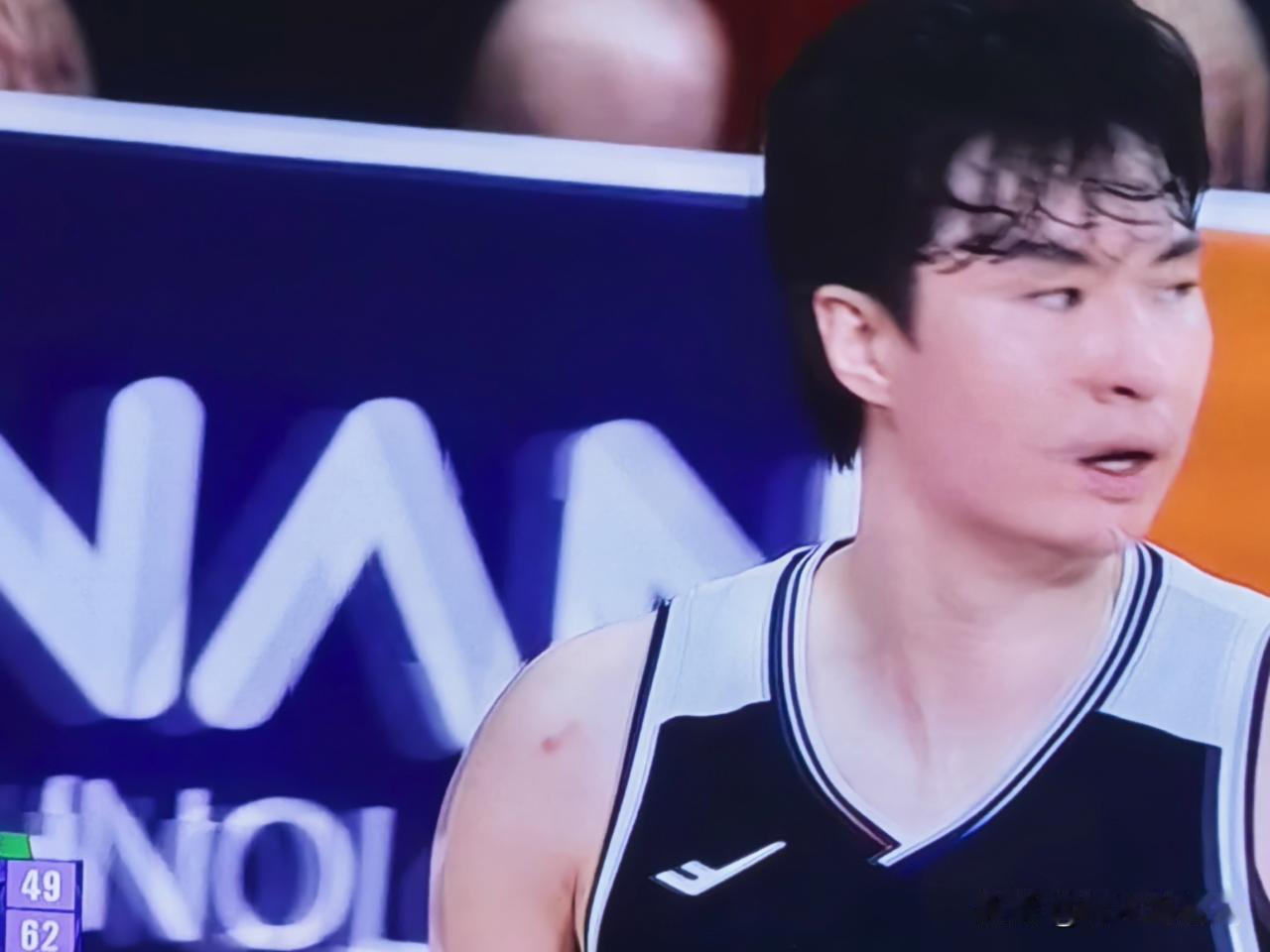 有意思的是，俩人今天都代表各自国家队打了比赛。李贤重在今天晚上结束的亚运男篮决
