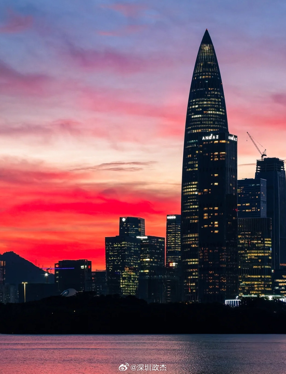 今晚深圳的晚霞真的太美了。图ByAiden。​​​