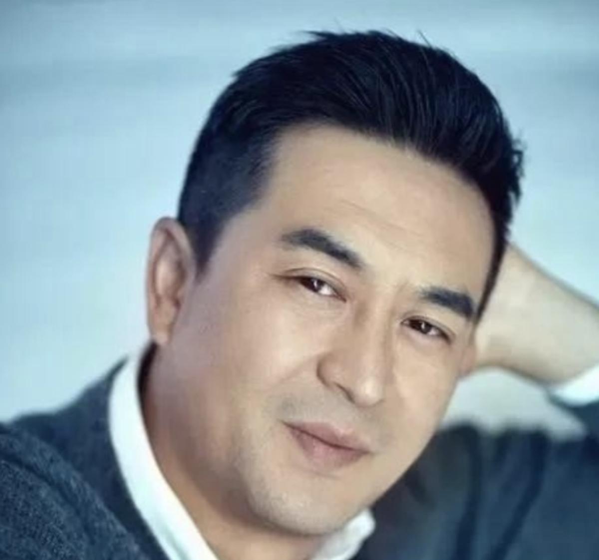 被前妻公开指责“吃软饭”那几年，他一个字都没辩驳。1990年入行，在片场打了整