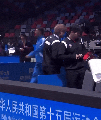 樊振东你这是在守男德吗？笑死了，樊振东被周恺手肘不小心碰了一下胸，马上弹开，后