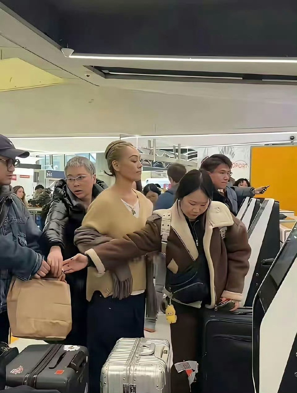 宁静这么短的头发还扎个小辫儿，真的是为难她了