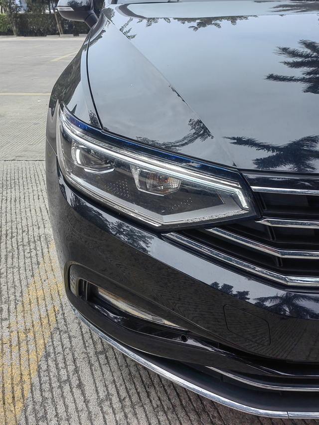 什么鬼？大灯上方掉色2020迈腾大灯上方掉色，黑色成蓝色了，这是咋的了，才一年