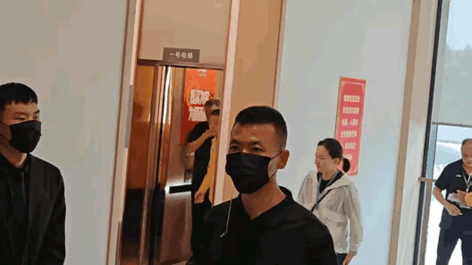 国乒男女队参加完乒乓球进公园活动后，返回酒店。莎莎挎着包和coco一起过来，已