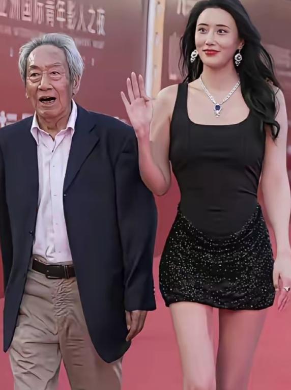 八十岁的老戏骨王奎荣娶了娇妻，这本就足够吸睛，更让人跌破眼镜的是，年轻貌美的妻子