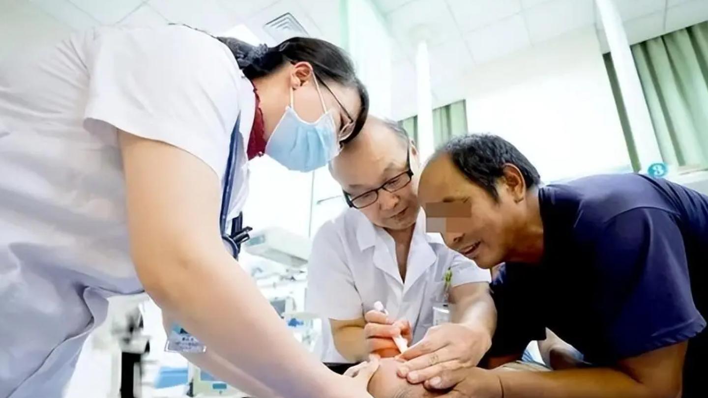 502胶水喷进孩子眼睛,爸爸一个动作避免娃变瞎,医生都点赞