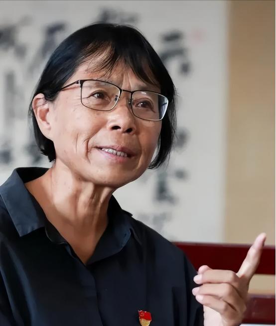 2007年，张桂梅被选为十七大代表，华坪县给她7000块钱买正装，谁知她不仅