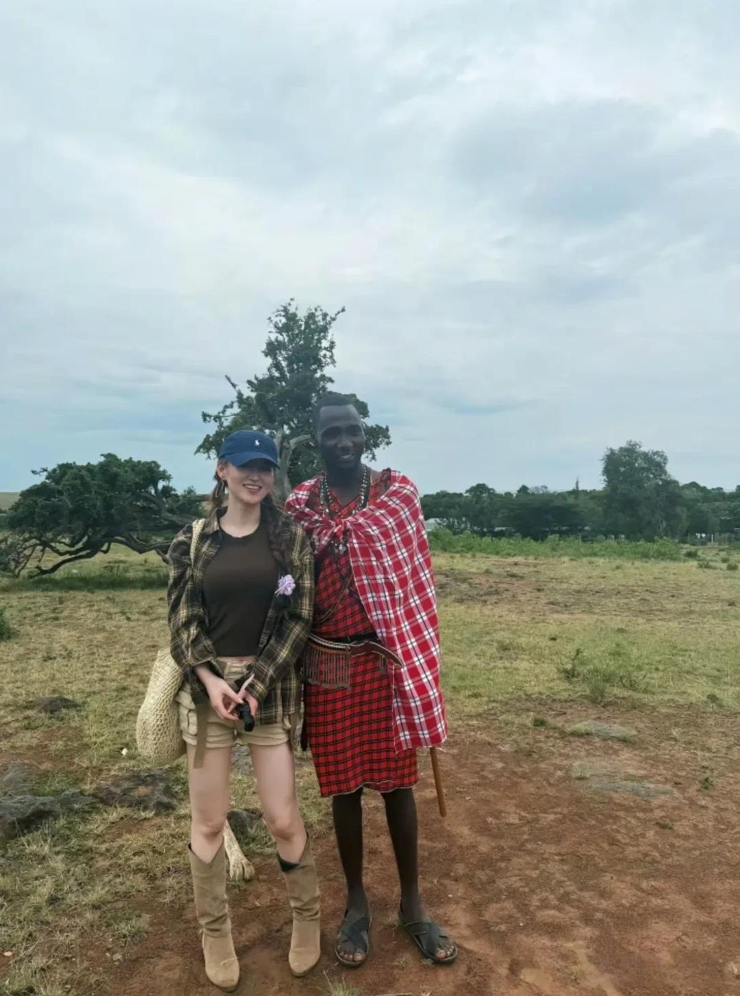 中国美女带着妈妈去非洲肯尼亚旅游，被当地土著男子当场求婚，还说要给她20头牛和2