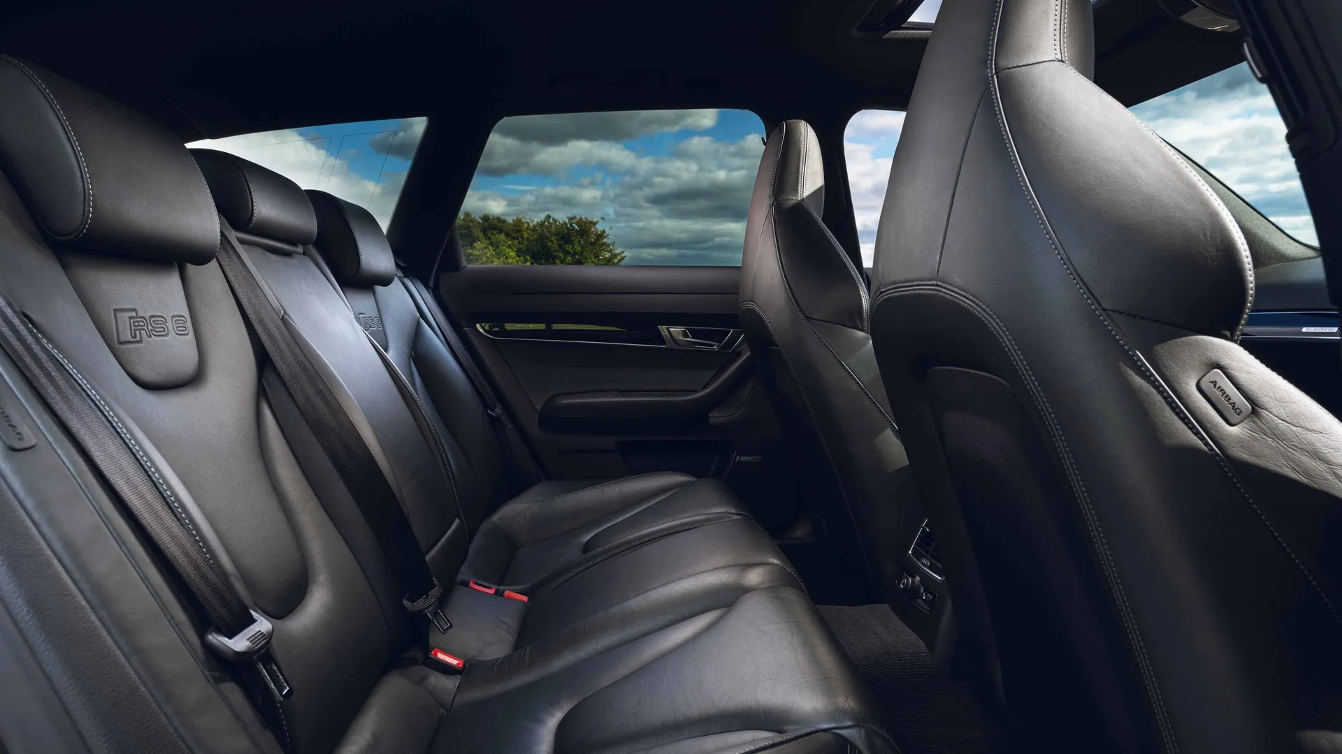 奥迪RS6Avant（C6），那时候的车有种真诚的感觉。线条简单，但型面美丽