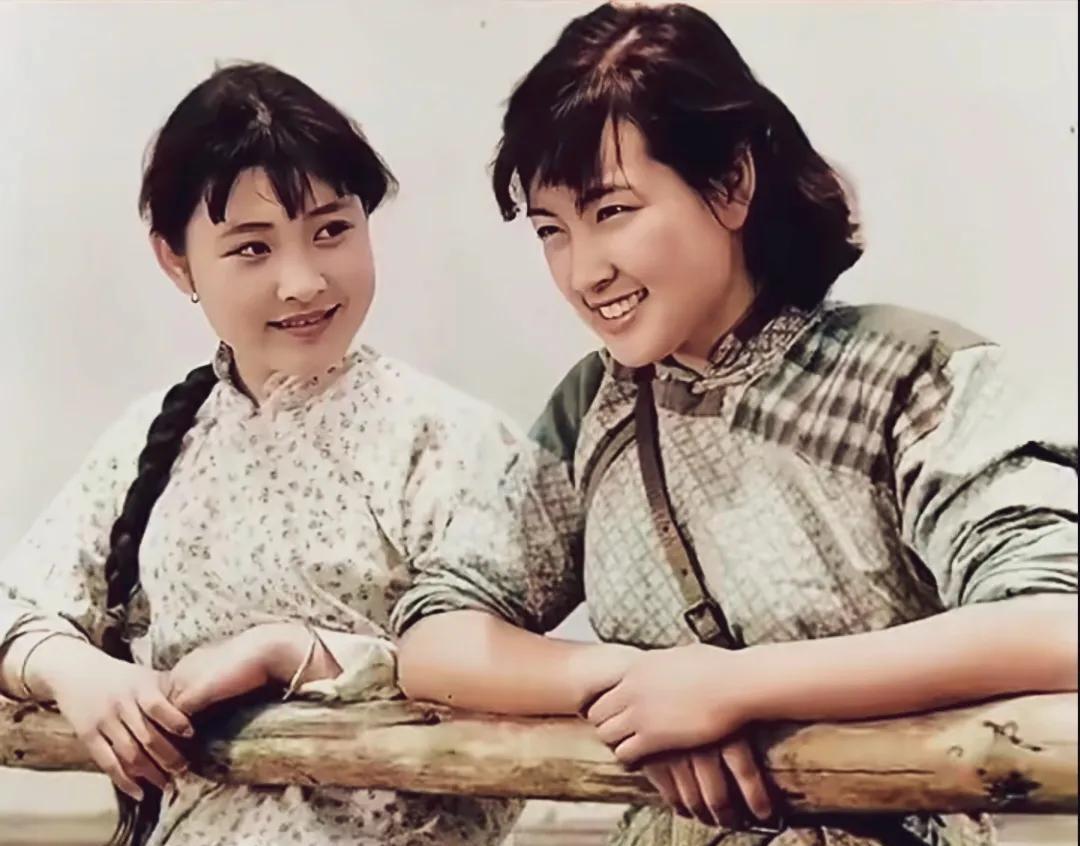 电影《小花》于1979年上映。1960年出生的陈冲饰演18岁的小花，1950年出