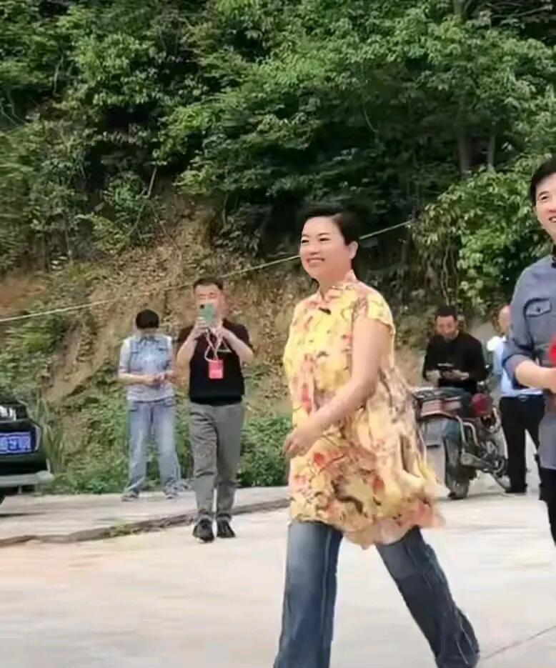 第一次看见她穿牛仔裤的休闲装打扮，以前在电视上看到的舞台形象，都是穿的旗袍和连衣