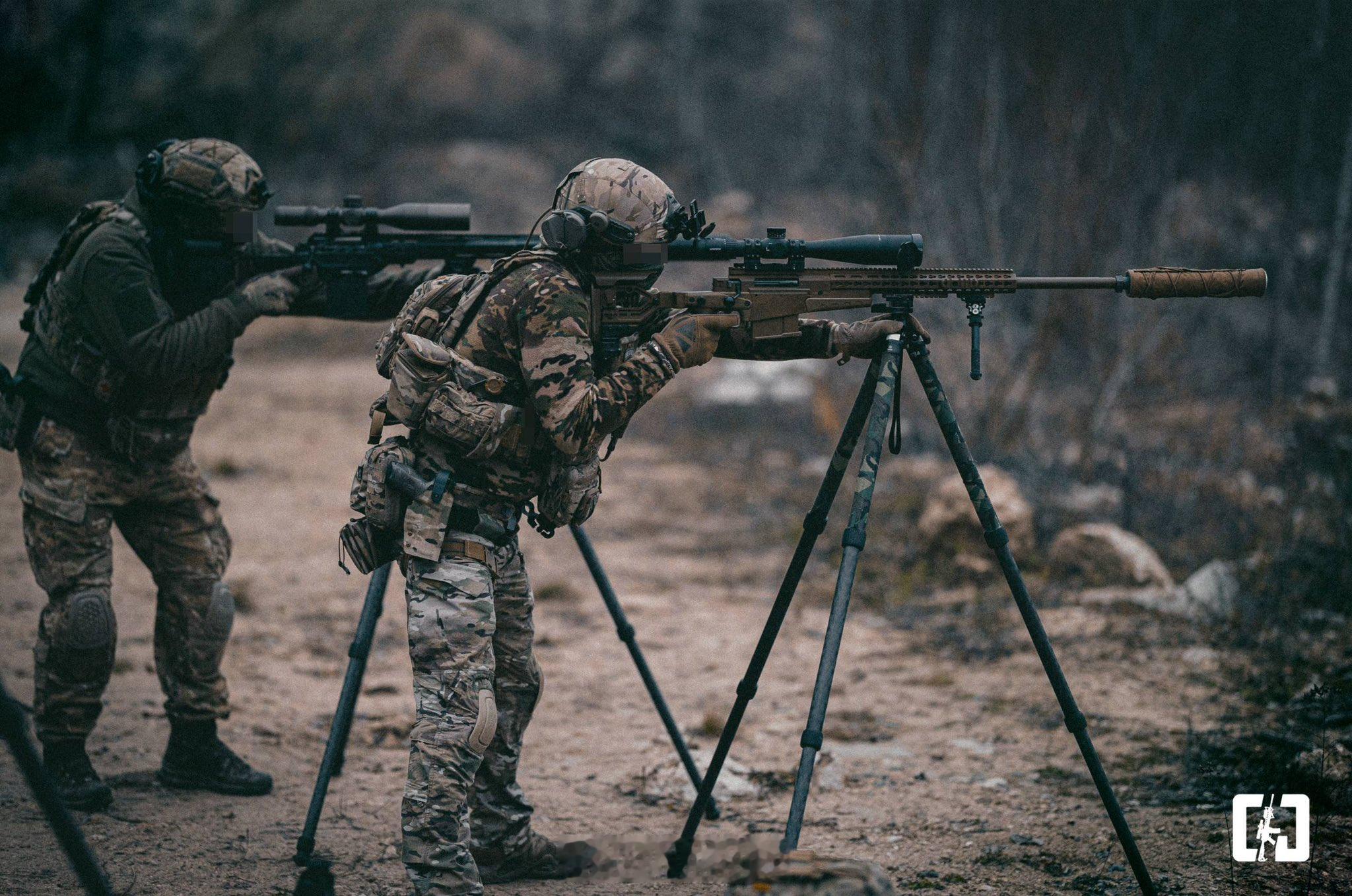 乌军狙击手训练，我军的20X系列狙不知道有没有配备三脚架，之前看比赛有些单位是有