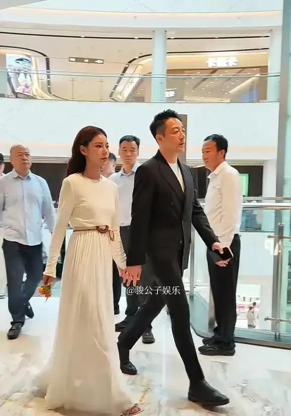 汪小菲与妻子马筱梅婚后首次公开亮相，出现在合肥的一场剪彩活动中。两人十指紧扣，画