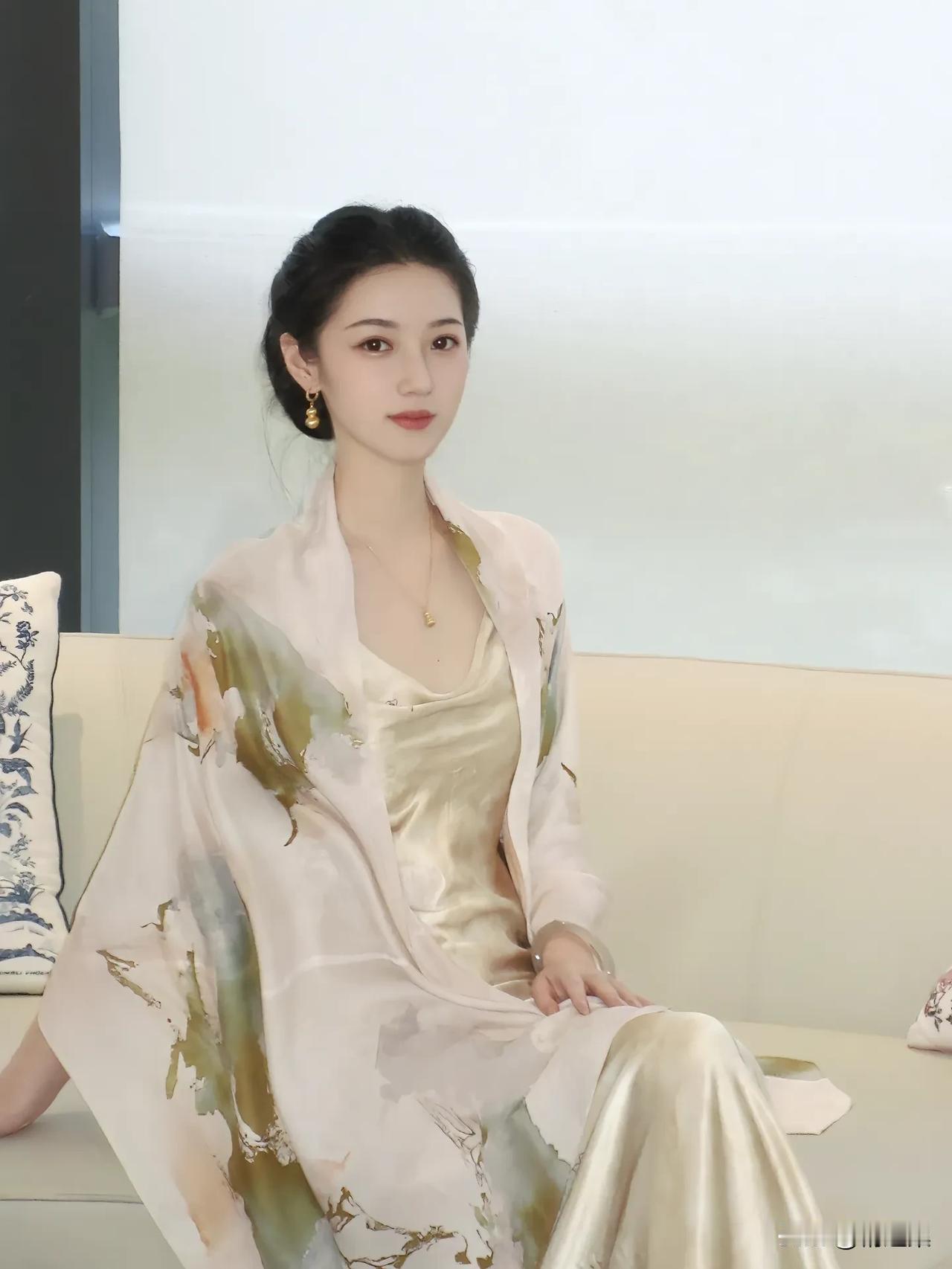 穿衣得体大方，骨子里自信，“自觉矜贵”，不被外界评价左右，完全接纳自己，活得自洽