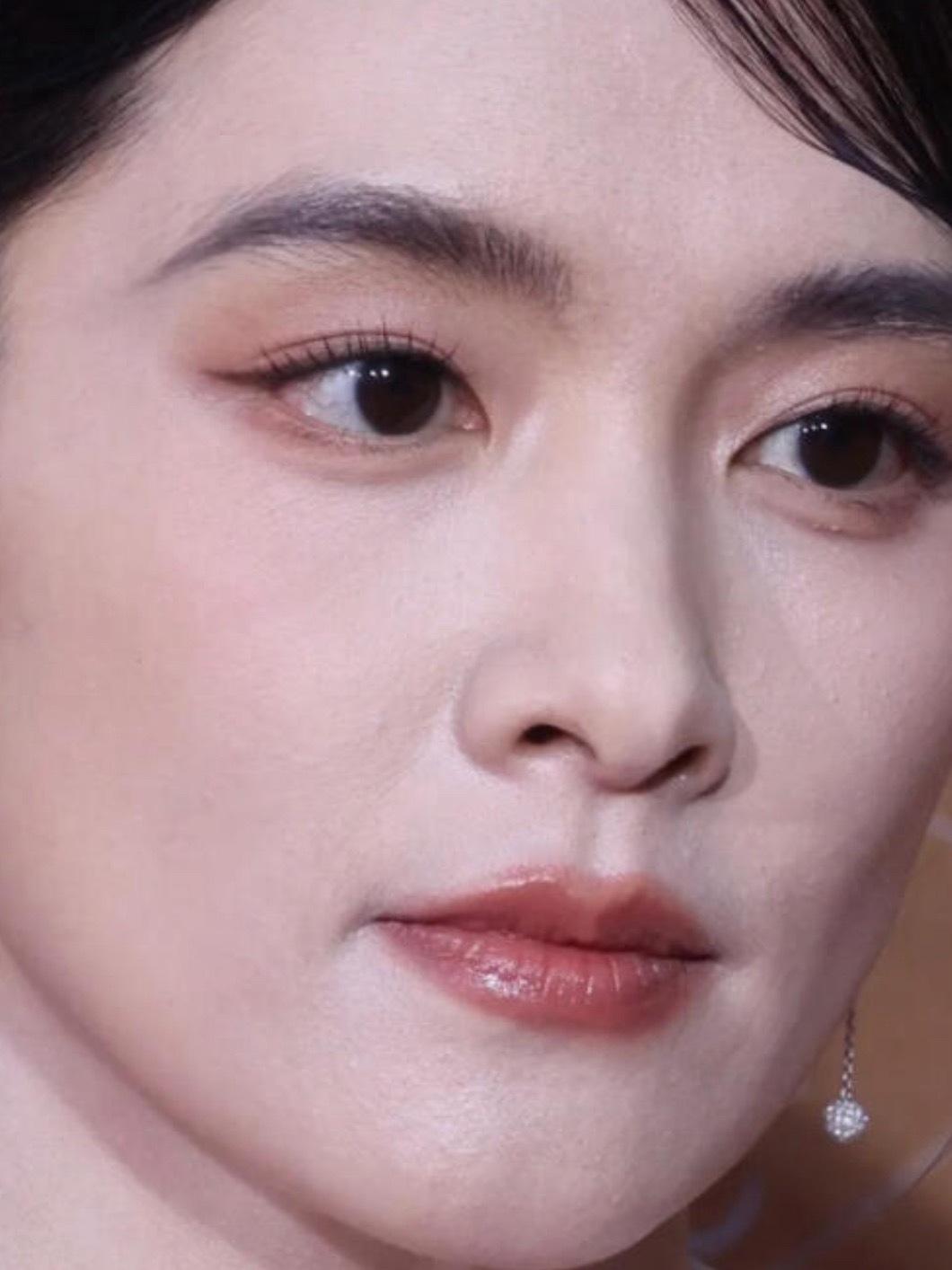 一个疑惑：真的有这么牛的底妆吗？沃趣镜头都这么近这么高清了，妆感好细腻服帖干净，