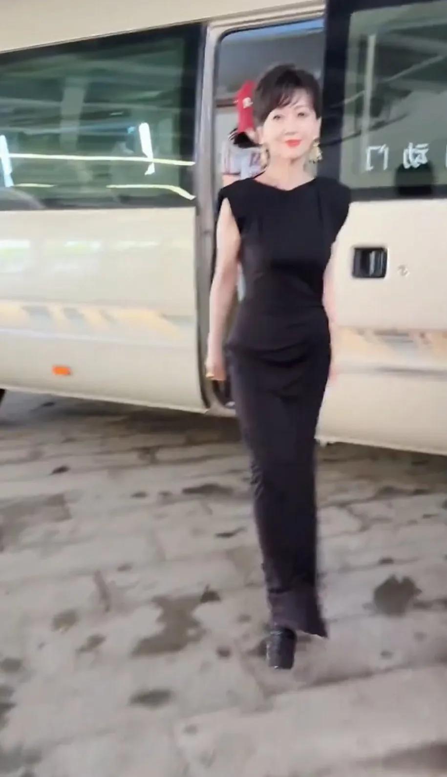 赵雅芝出来参加活动，一如既往的优雅。真的是瘦成了一道闪电，多少明星求之不得的身材