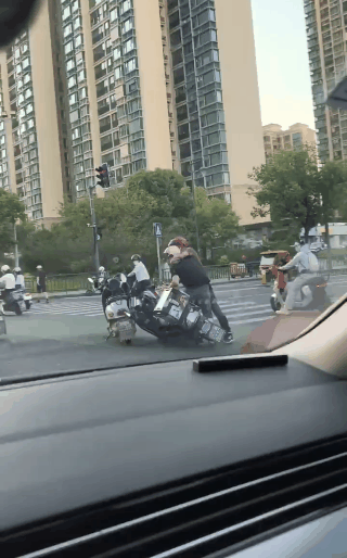 多大的矛盾啊，在马路中间大打出手，也不怕出事？看到一辆路过的车里拍的路中间两