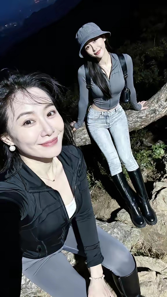 妈妈漂亮还是女儿漂亮。