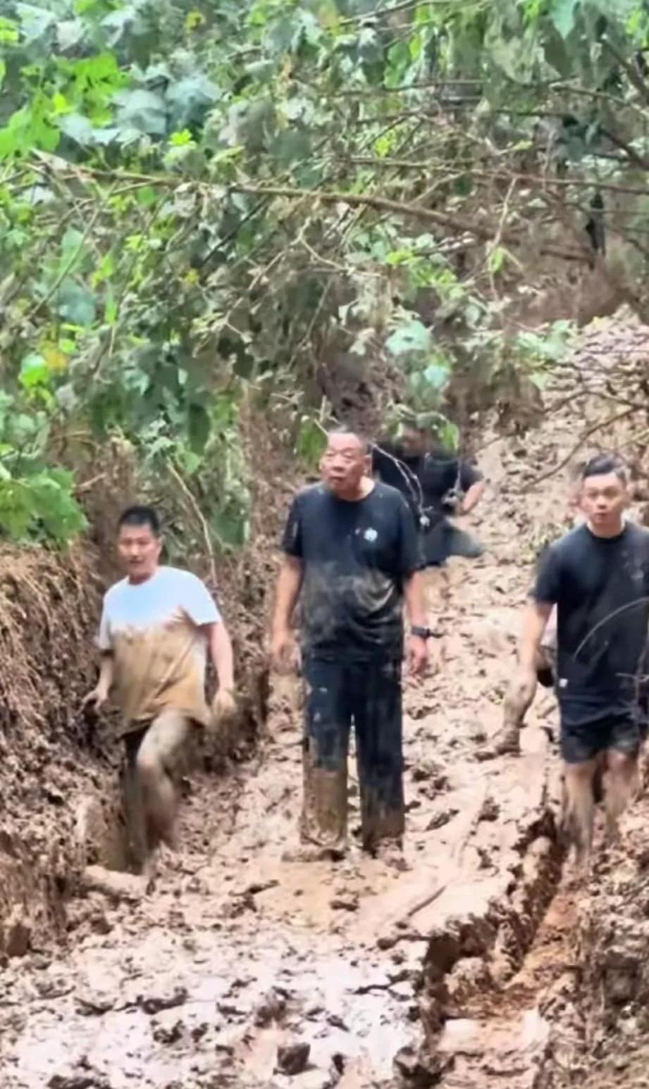 见过开豪车炫富的，你见过身价百亿的老板趴在烂泥坑里抠泥巴的吗？最近胖东来的于东来