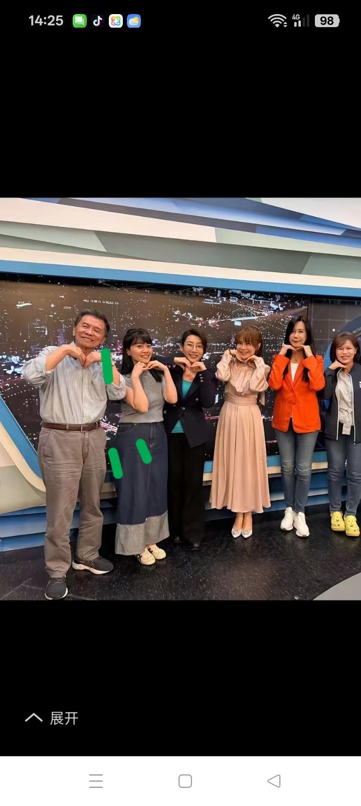 总以为高嘉喻很瘦，放大了才看清性感丰腴。1980年出生，快五十的人一点不像。