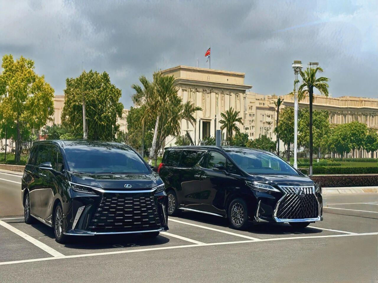 雷克萨斯MPV两代同框:你更喜欢哪一款?左侧新款LM500用立体矩阵格栅和科技感