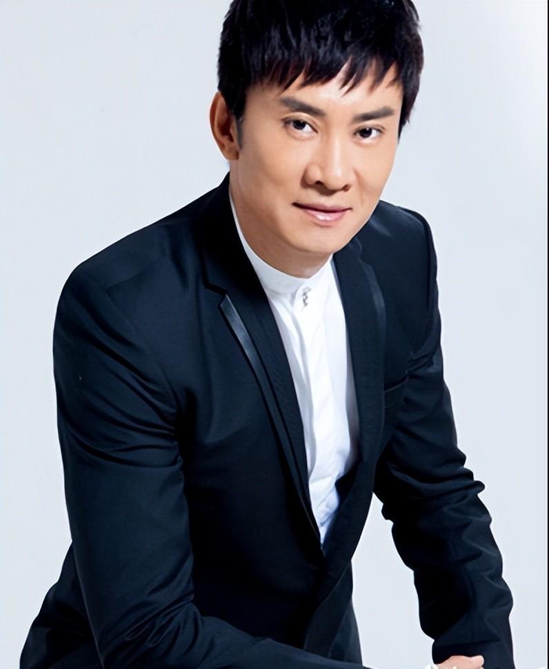 1987年，歌手江涛没成名前爱上了富家小姐万小牧，万小牧不顾父母反对与他裸婚，婚