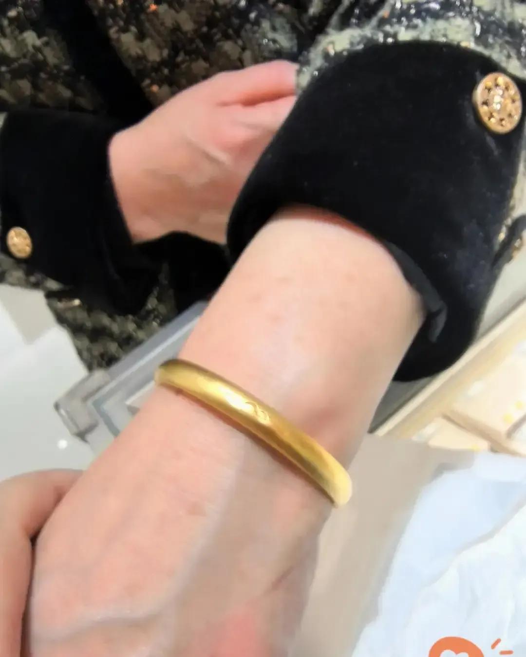 大姑姐掏一万多给婆婆戴上金镯，转头在家庭群里补一句“妈百年后这镯子我得拿回来”弟